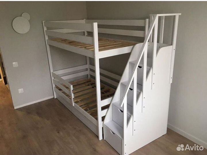 Двухъярусная детская кровать с лестницей комодом