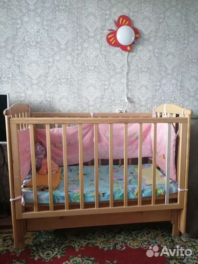 Детская кроватка с маятником