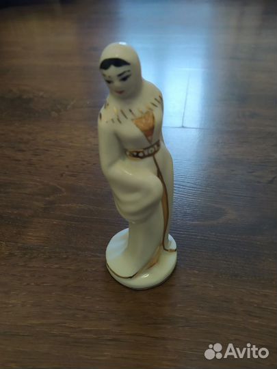 Фарфоровая статуэтка 