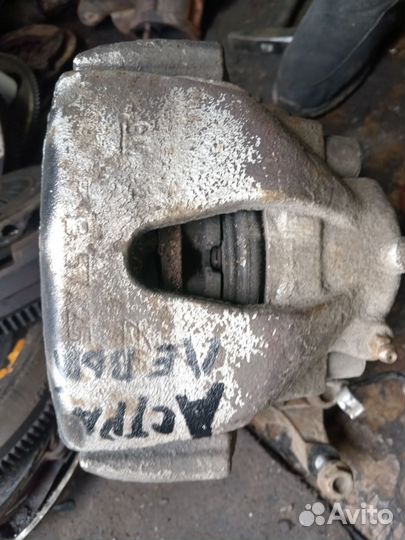 Суппорт тормозной передний левый Opel Astra H