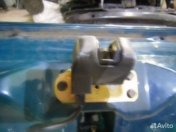 Дверь багажника Mitsubishi Carisma