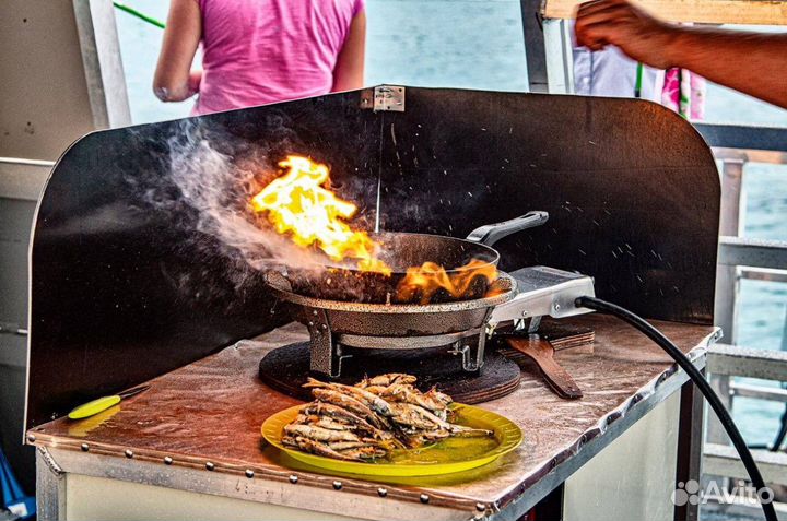 Рыбалка с пикником в черном море