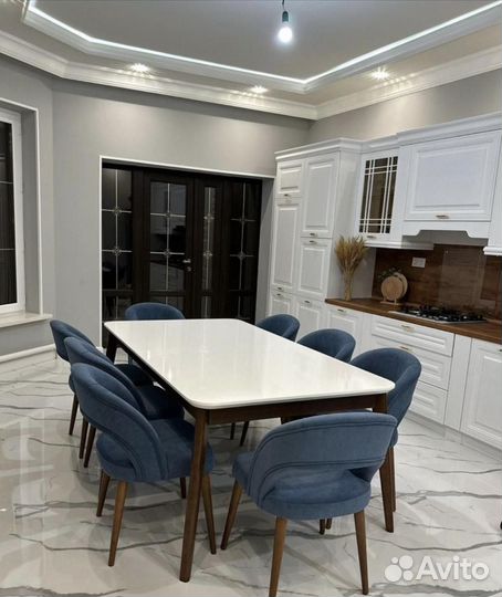 Стол и стулья в гостиную. В наличии