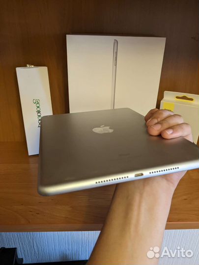 Планшет iPad 9.7 в комплекте