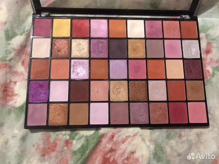 Палитра теней Make up Revolution