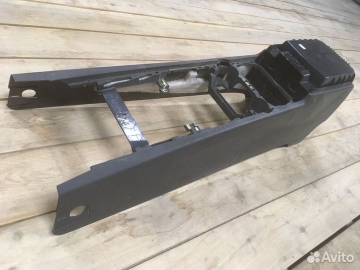 Центральная консоль (подлокотник) VW Touareg