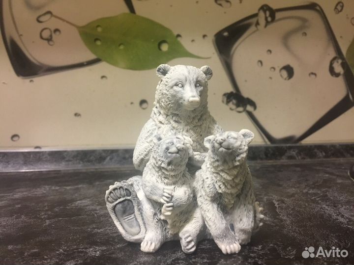 Медведица с медвежатами