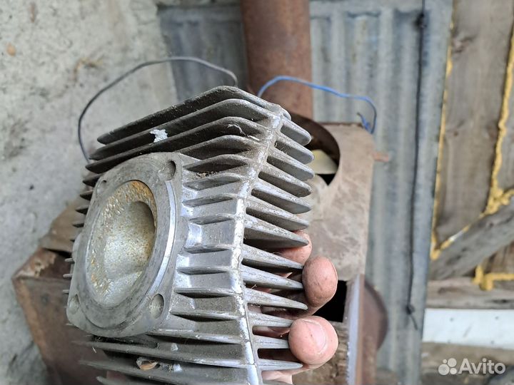 Головка цилиндра мотоцыкла муравей