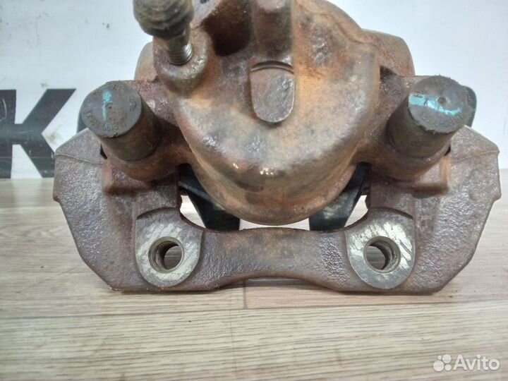Суппорт передний левый Ford Focus 3