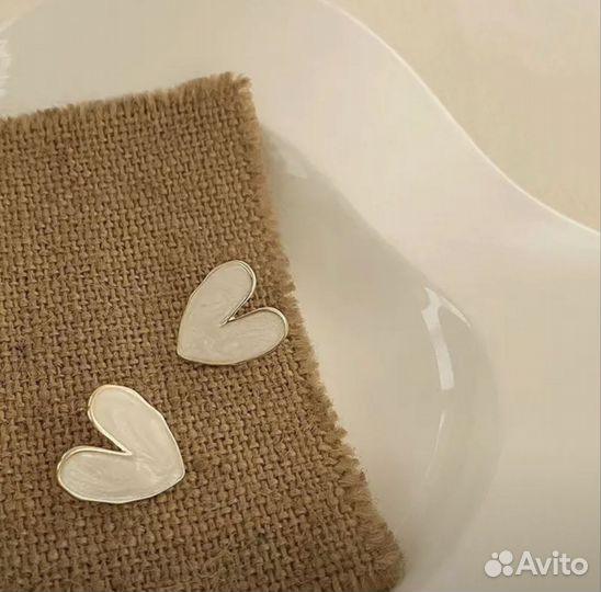 Серьги сердечко бело-золотые гвоздики