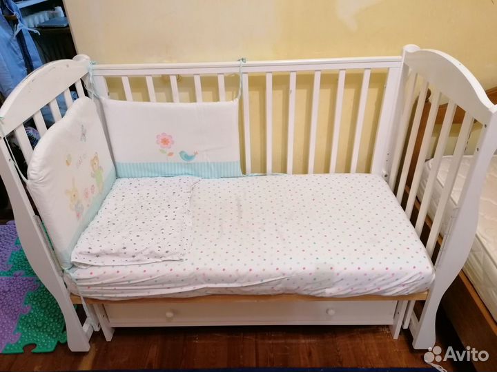Детская кроватка с поперечным маятником