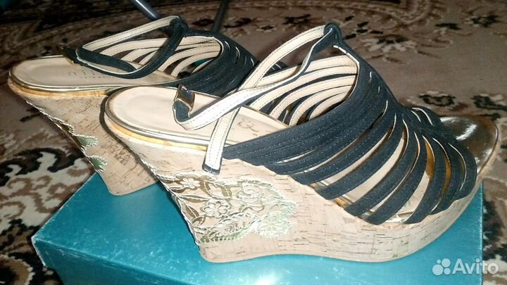 Босоножки танкетка лето