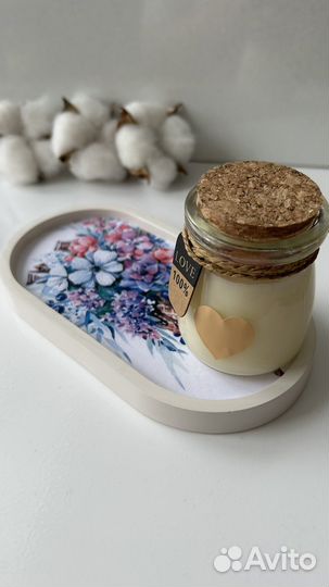 Ароматическая свеча на декоративной поставке