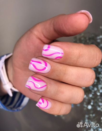 Маникюр и педикюр в салоне