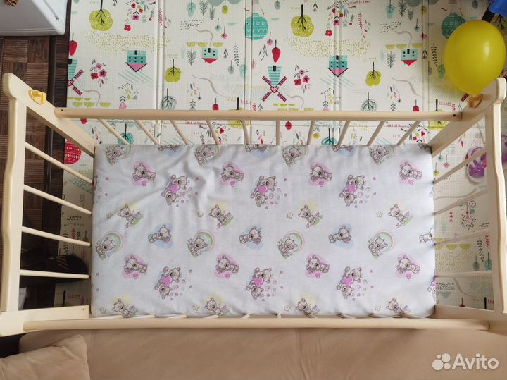 Детская кроватка с маятником и ящиком