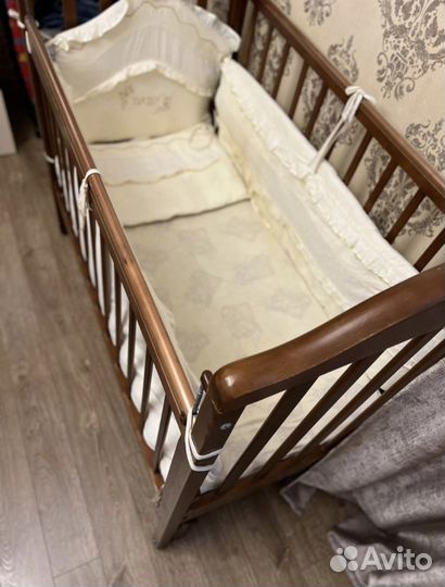 Детская кроватка с маятником