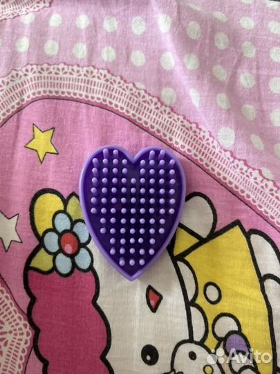 Значок и расческа