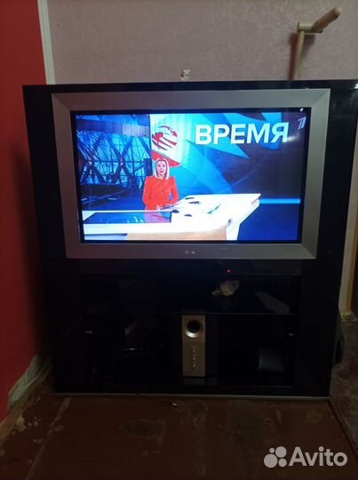 Телевизор Sony на стойке