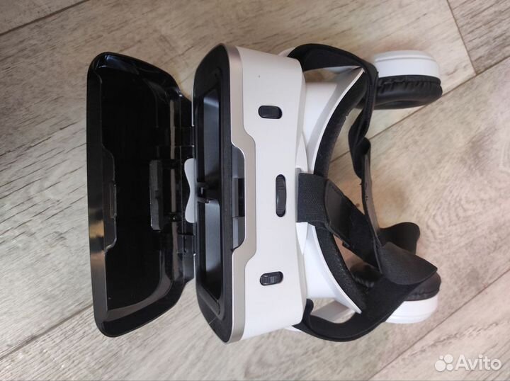 VR очки виртуальной реальности с джойстиком