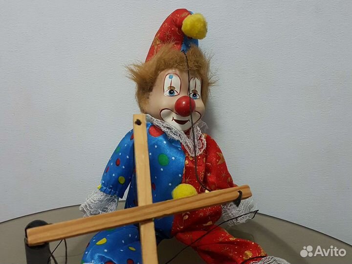 Кукла клоун с фарфоровой головой на веревках