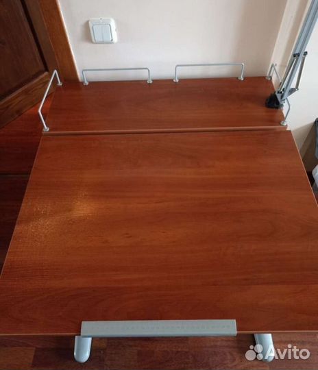 Детский письменный стол и стул