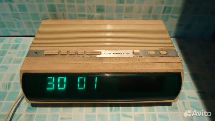Часы-радиоприемник Электроника 25