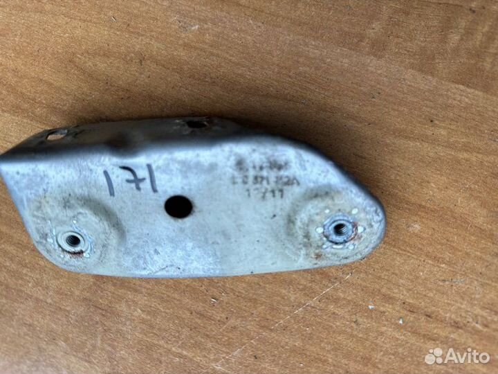 Кронштейн крепления крыла Skoda Octavia универсал