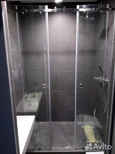 Раздвижная душевая перегородка из стекла