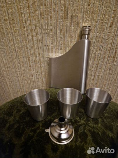 Фляжка для алкоголя.1- Rabbit. 2- со стаканчиками