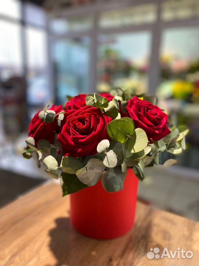 Композиция из цветов в коробке от Flowers124