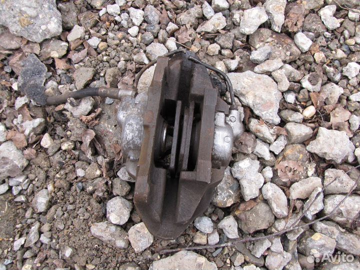 Суппорт левый ваз 2106