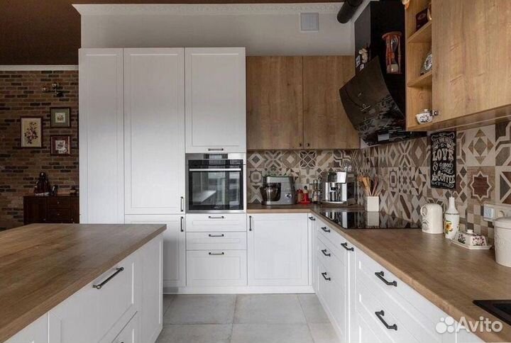 Кухня с каменным островом