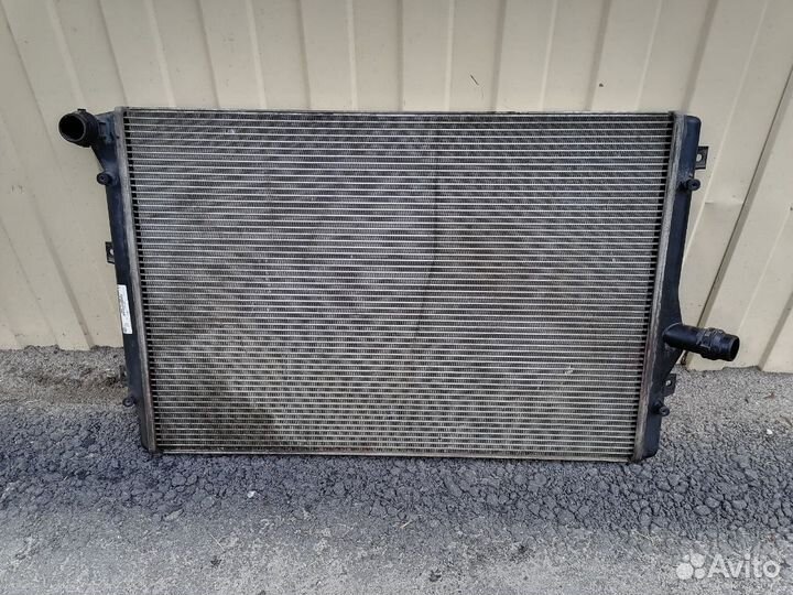 Радиатор охлаждения VW Passat B6, VAG 3C0121253K