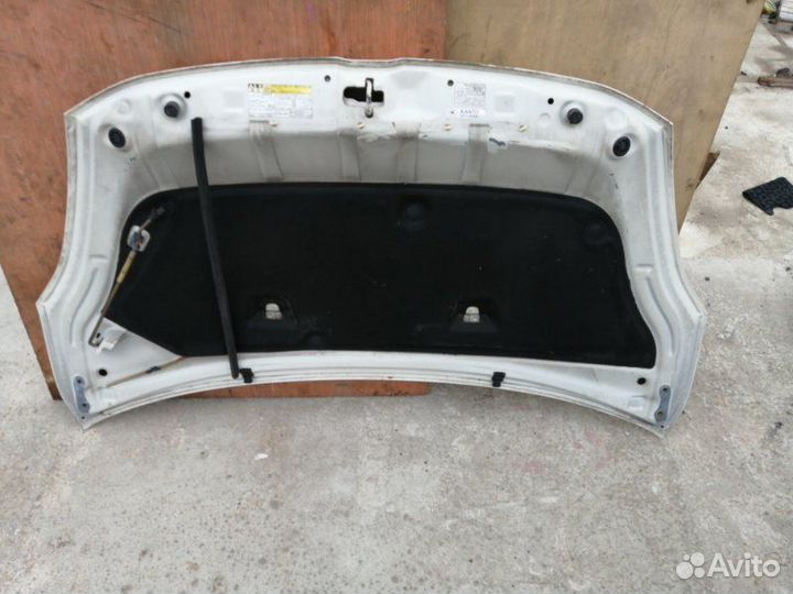 Капот Toyota Isis ANM10
