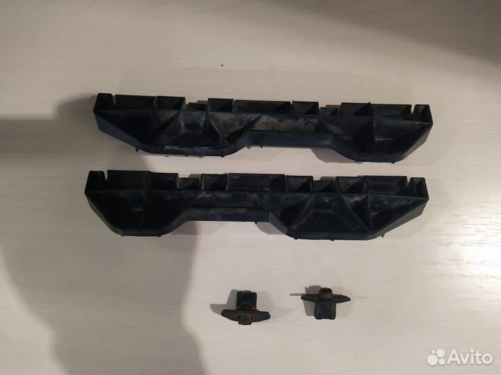 Кронштейн крепления заднего бампера Pontiac Vibe