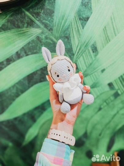 Вязаная игрушка зайка
