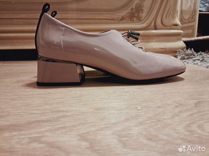 Туфли на низком каблуке женские