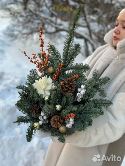 Новогодняя композиция в корзине