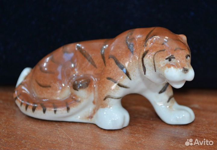 Мини фарфоровая статуэтка- крадущийся тигр.лфз