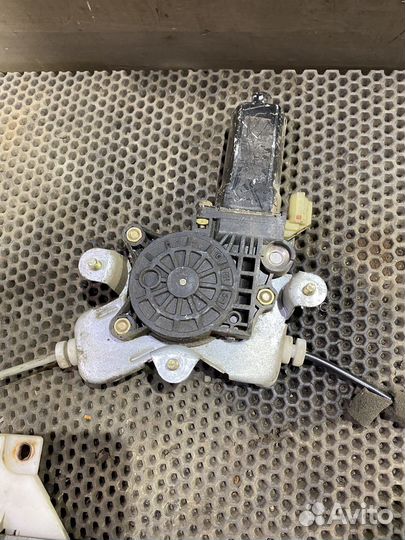 Стеклоподъёмник задний правый Hyundai Sonata EF 4