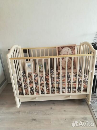 Детская кроватка с маятником и ящиком