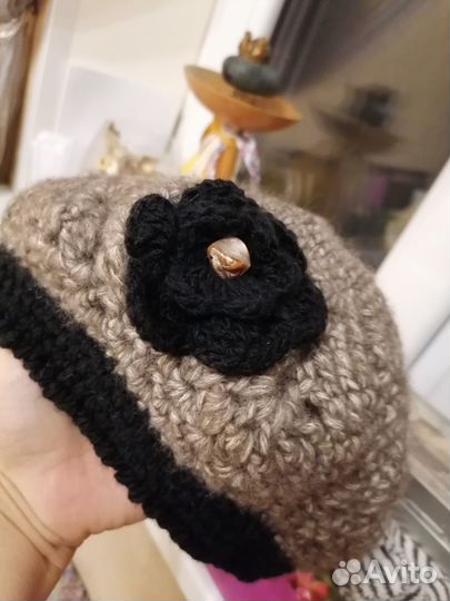Берет на девочку вязаный с брошью из камня