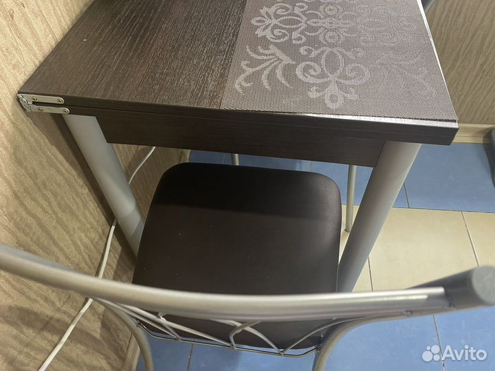 Кухонный стол и стулья