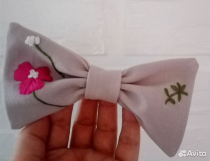 Бант с вышивкой