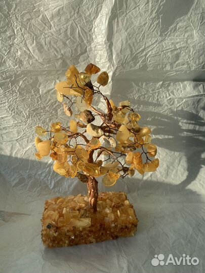 Дерево с янтарными камнями