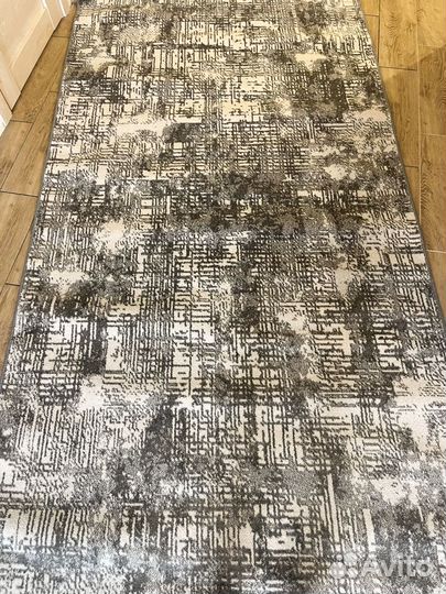 Мягкий новый красивый ковер (5 х 1,5 метра)