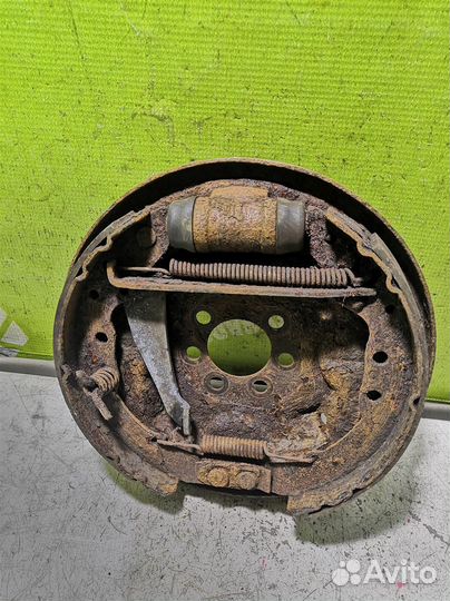 Щит опорный задний правый Фольксваген Пассат Б3