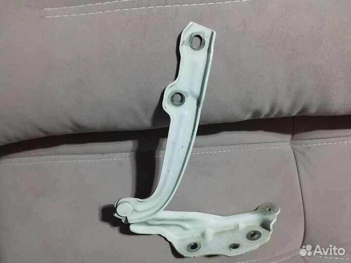 Петля капота левая Шкода Октавия А7 рест.2018 г.в