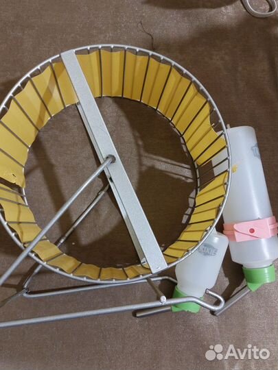 Колесо и поилки для грызунов