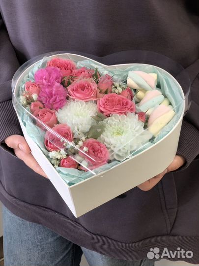 Коробочка с цветами и сладостями